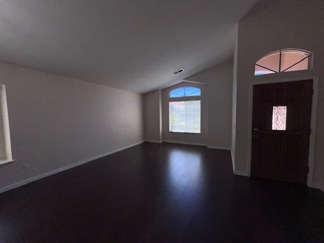 Building Photo - Beautifully maintained Elk Grove home with...