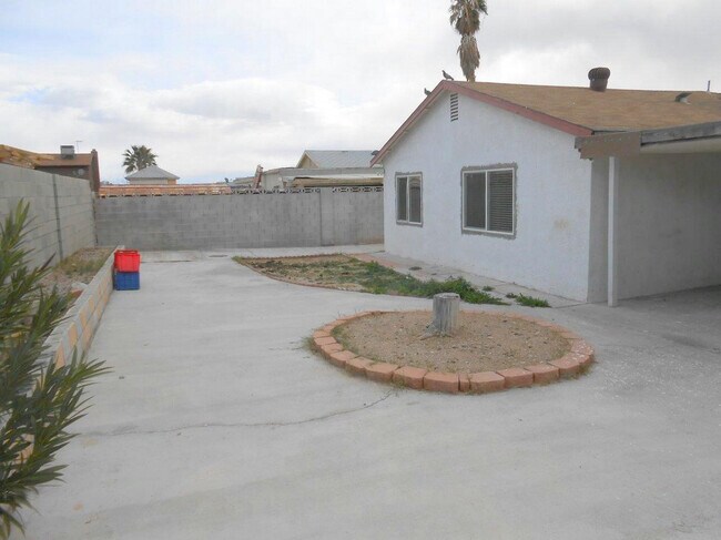 Building Photo - Spacious 1 story home in Spring Valley