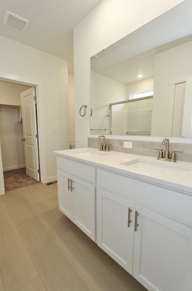 Building Photo - 11138 Overhang St