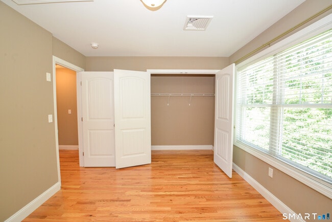 Building Photo - 335-343 Meadowside Rd