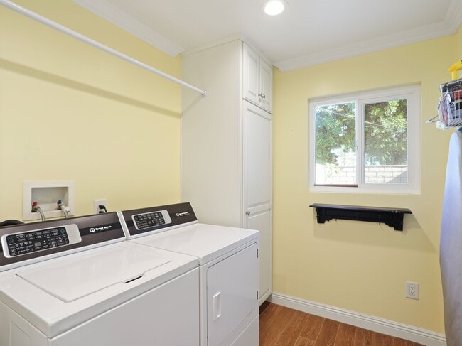 Building Photo - 1619 Carmel Cir W