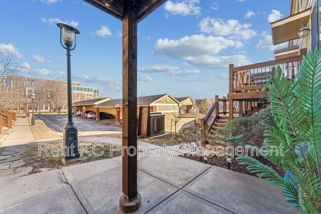 Building Photo - 530 W 10th St