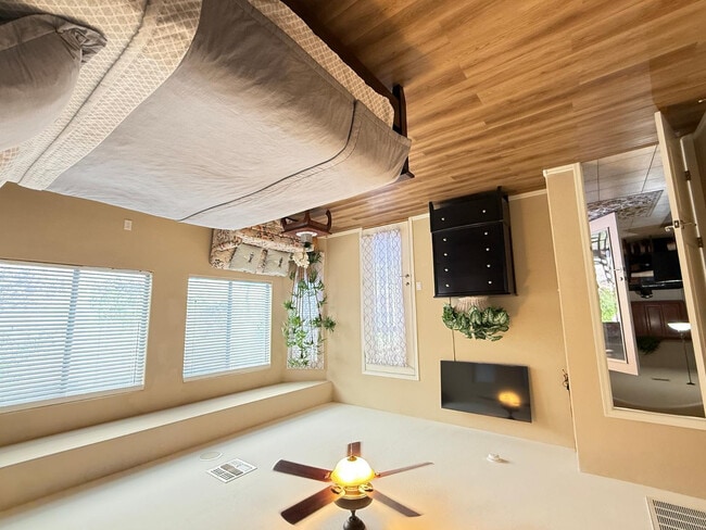 Building Photo - 1928 W Spur Dr