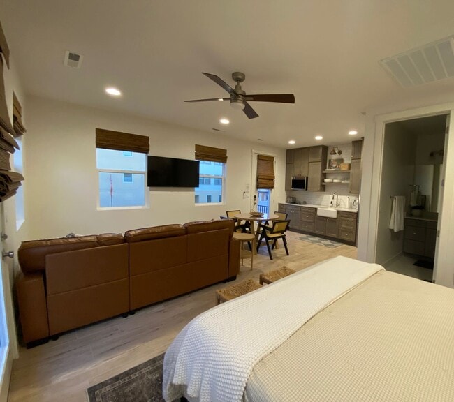 Building Photo - Newer Fully Furnished Private Studio Casit...
