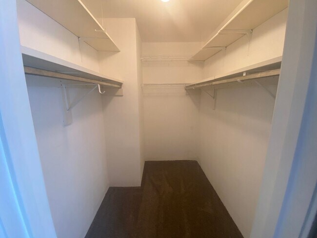 Building Photo - Beautiful 1 Bedroom Condo Across from Buck...