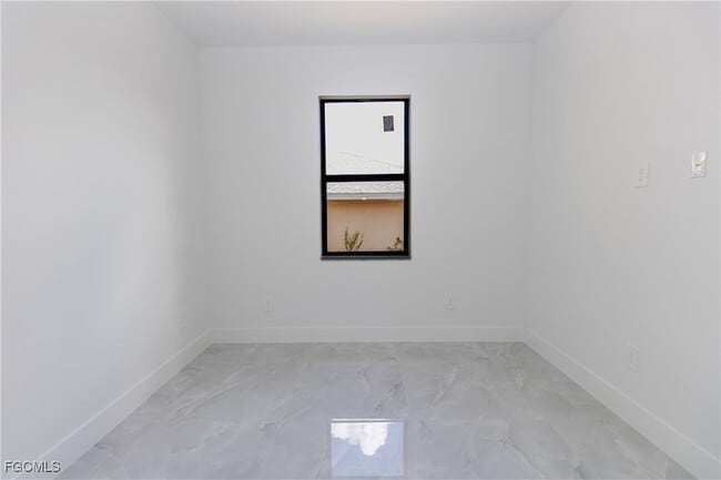 Building Photo - 849 Duplex St E