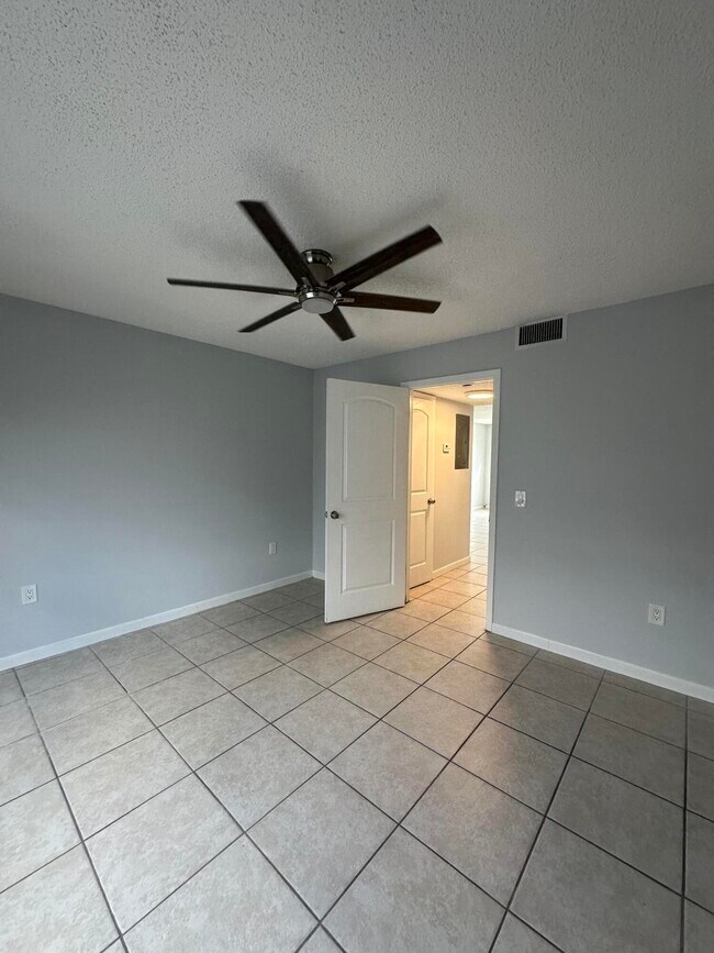 Building Photo - 837 Hickory St