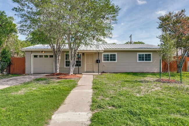 Building Photo - 5-BEDROOM HOME IN WILSHIRE TERRACE