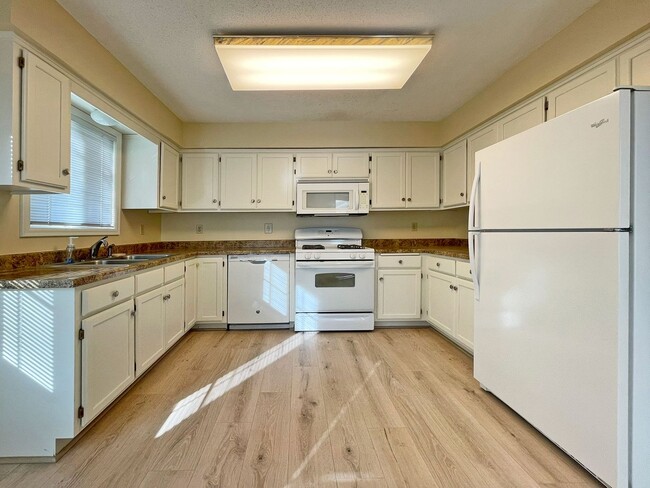 Building Photo - Luxury Maintenance-Free **One-Level Living...