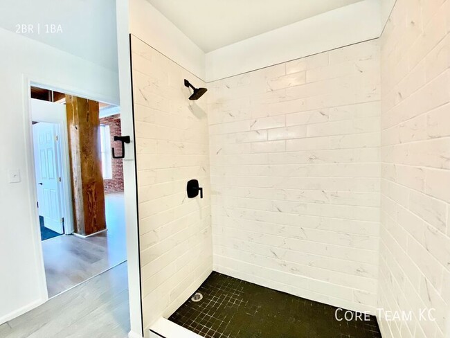 Building Photo - 202 W 5th St