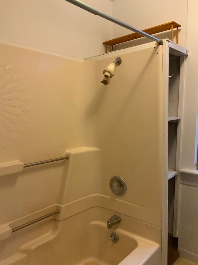 Building Photo - 2 Bed | 1 Bath Duplex