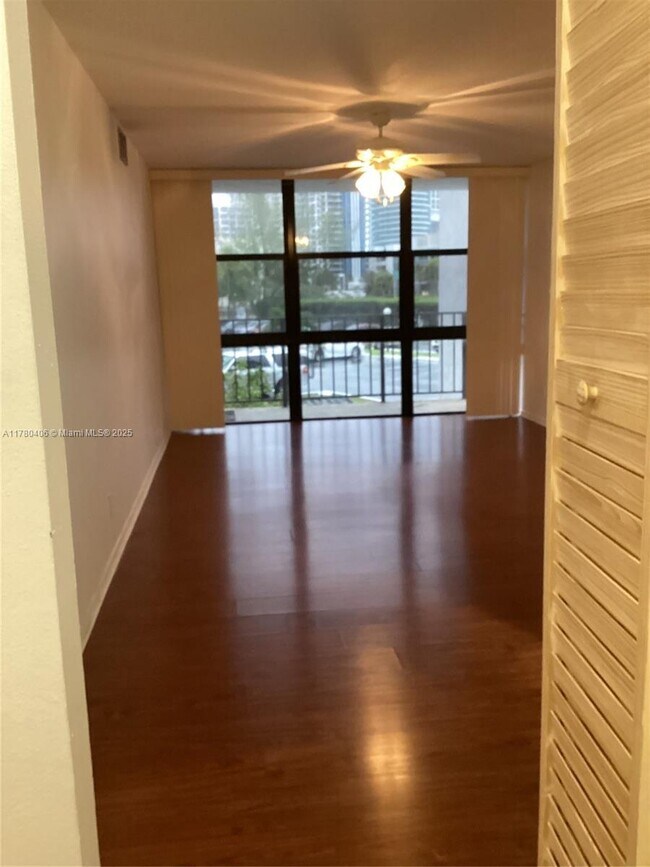 Building Photo - 800 Parkview Dr