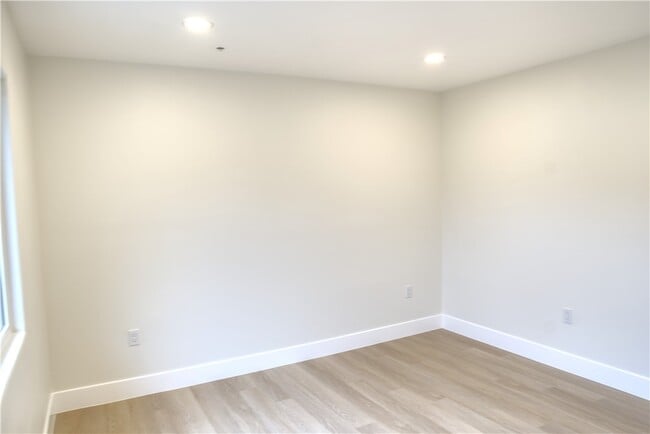 Building Photo - 1310 Elm Ave