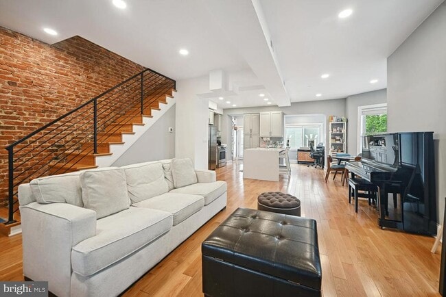 Building Photo - 522 F St NE