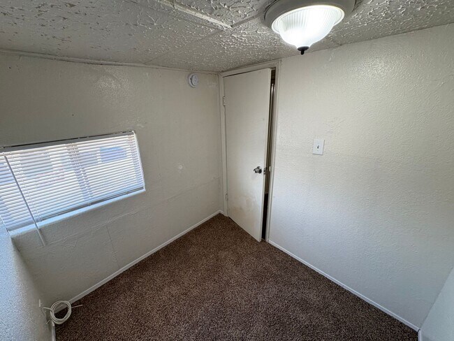 Building Photo - Dinuba Home Rent Ready !