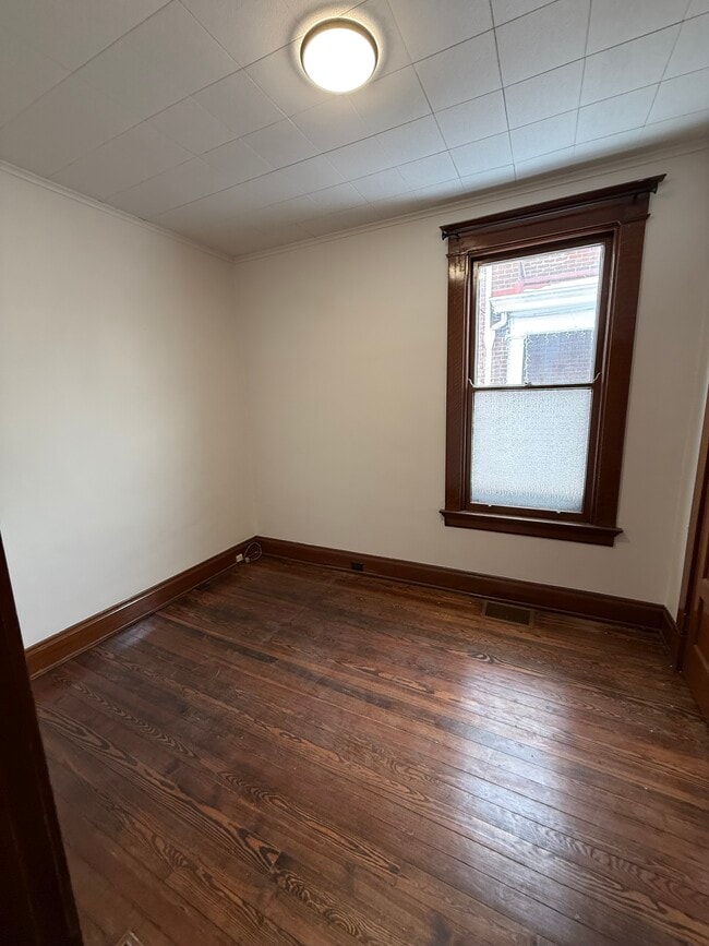 Building Photo - 947 York St