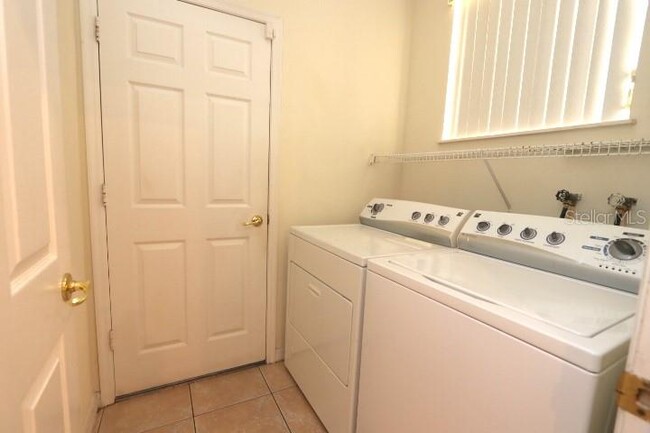 Building Photo - 1035 Lascala Dr