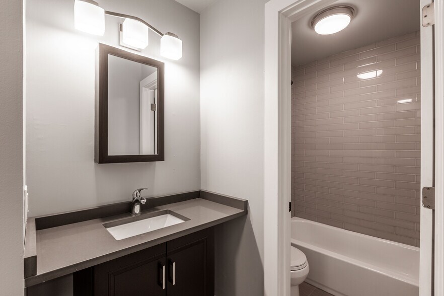 Building Photo - 1214 N La Salle Dr