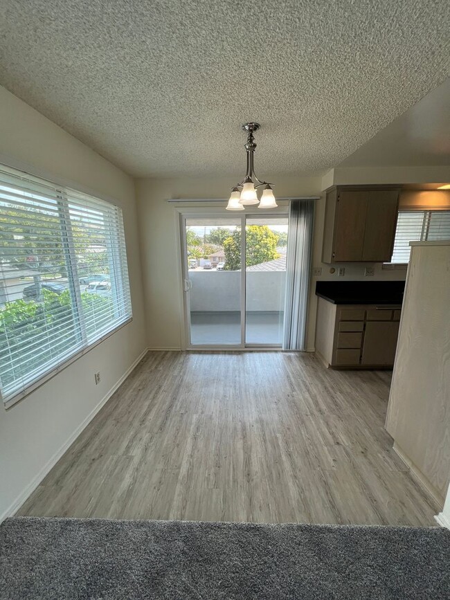 Building Photo - Just For You! Midtown Ventura prime location!