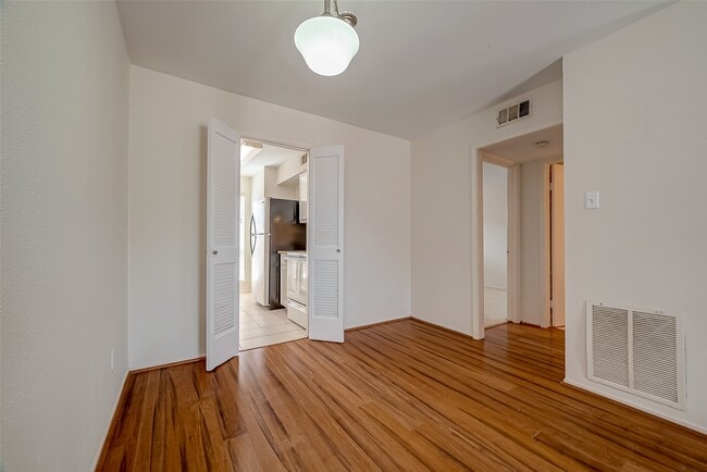 Building Photo - 6402 Del Monte Dr