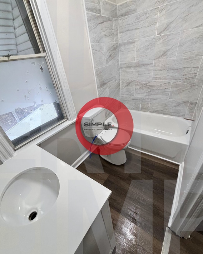 Building Photo - 4 Bedroom / 1 bathroom house