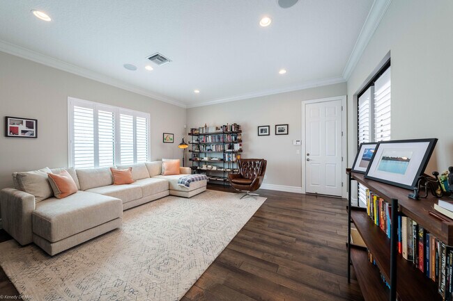 Building Photo - 9368 Eden Roc Ct