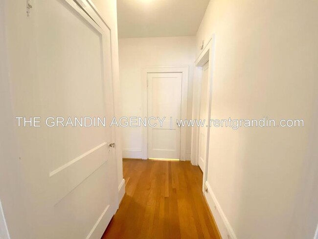 Building Photo - 2504 Longview Ave SW