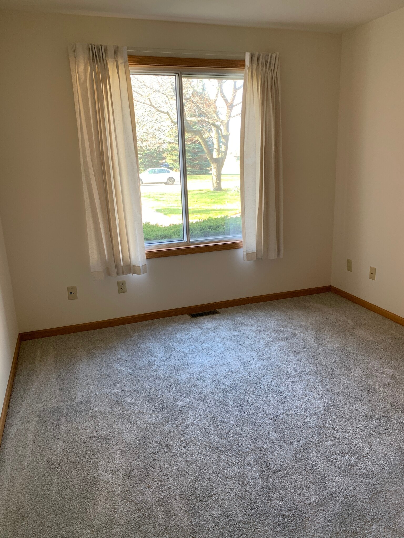 Den (open to entry) - 400 Parkside Dr