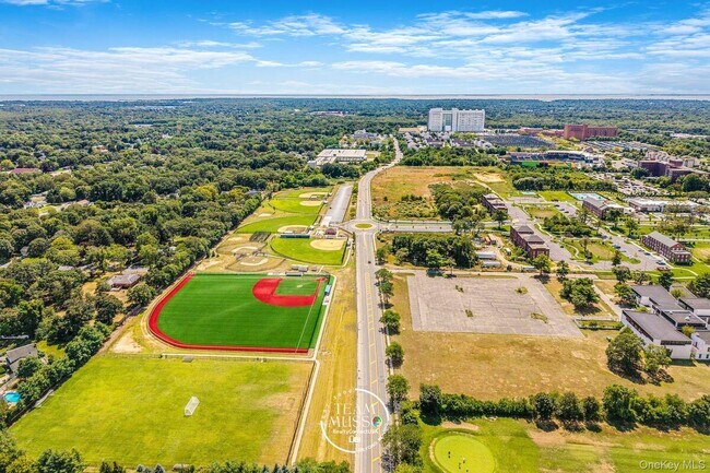 Building Photo - 725 Eastview Dr