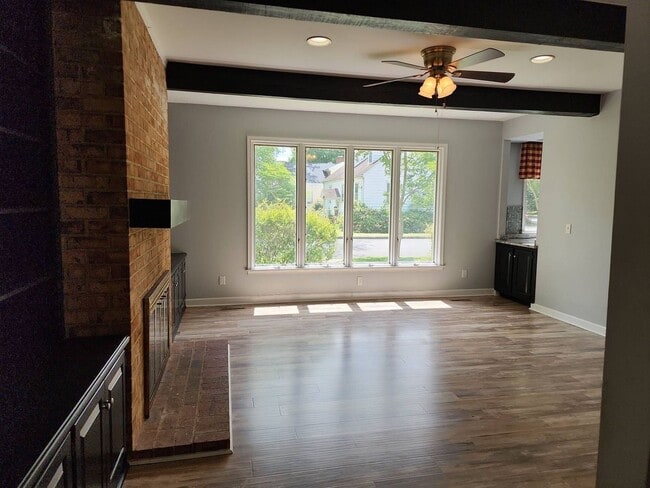 Building Photo - Incredible 5 Bedroom Home with Detached Garage in West Point!