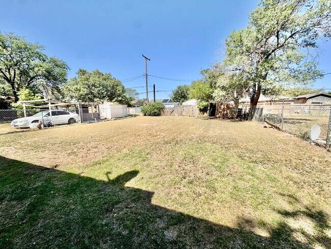 Building Photo - 114 N Avenue V