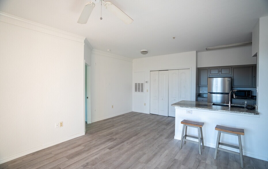 Building Photo - 4142 Central Sarasota Pky