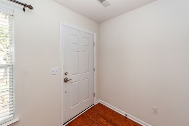Building Photo - 3 Bedroom 3 Bath Townhome in Persimmon Hil...