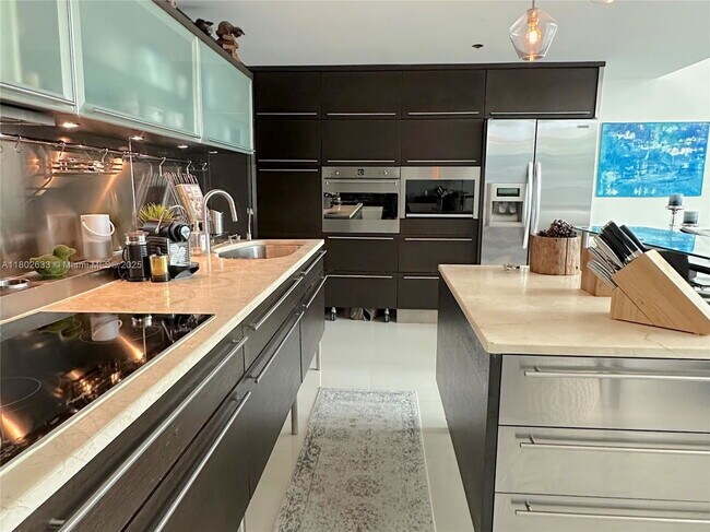 Building Photo - 6000 Collins Ave