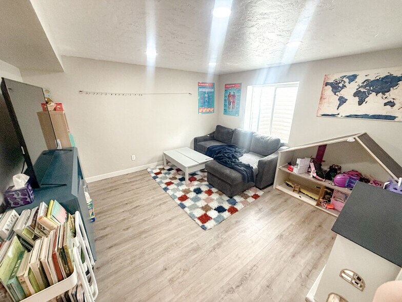 Building Photo - 616 E 625 S