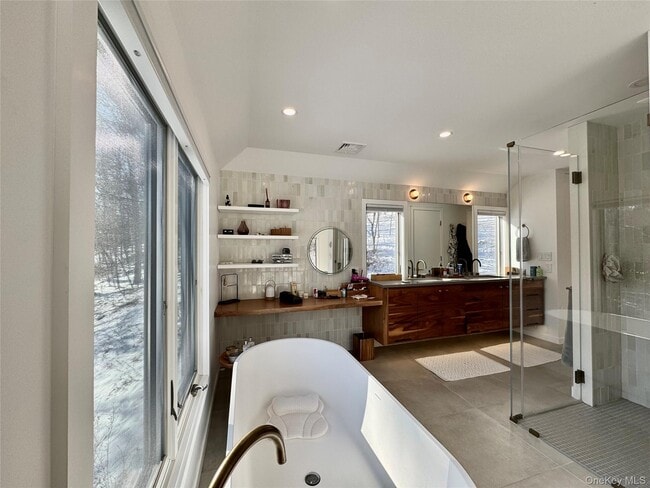 Building Photo - 222 Hurley Rd