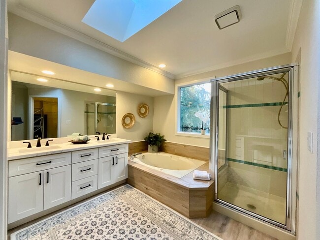 Building Photo - Spacious 3-Bedroom Home with Sunroom in Private Lake Community – Everett