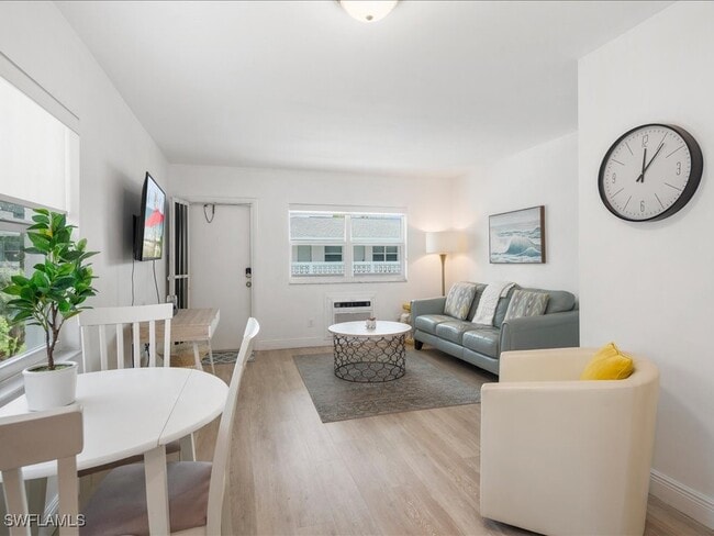 Building Photo - 530 4th Ave S