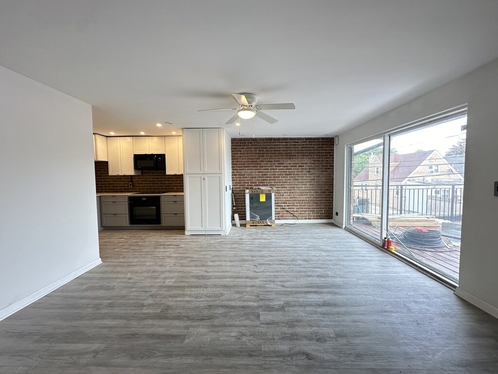 Building Photo - 5947 W Montrose Ave