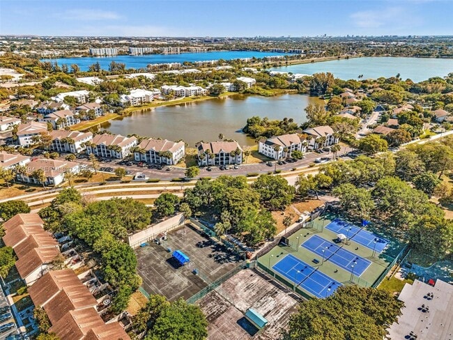 Building Photo - 2810 N Oakland Forest Dr