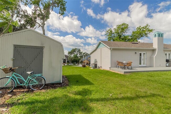 Building Photo - 1357 Lakeshore Dr