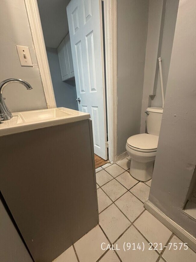 Building Photo - 151 School St