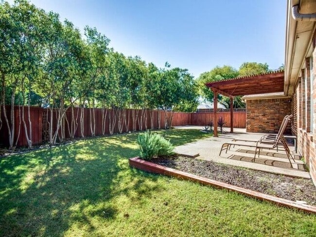 Building Photo - Gorgeous 1.5 story home with media equipment