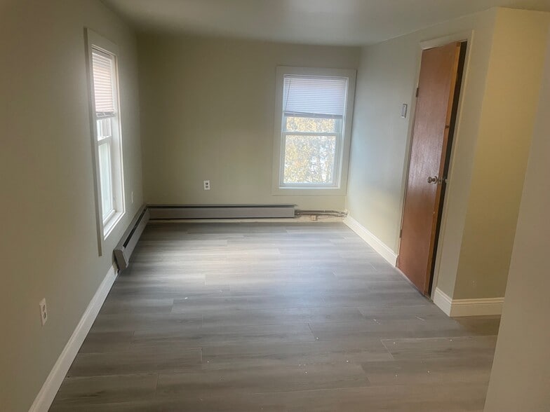 Building Photo - 20 Latham Ct
