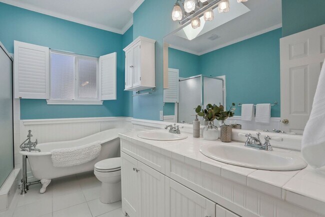 Building Photo - Spectacular Water Front Home With a Short Term  Lease to Start!