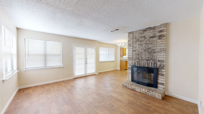 Building Photo - 2211 Hilltop Loop