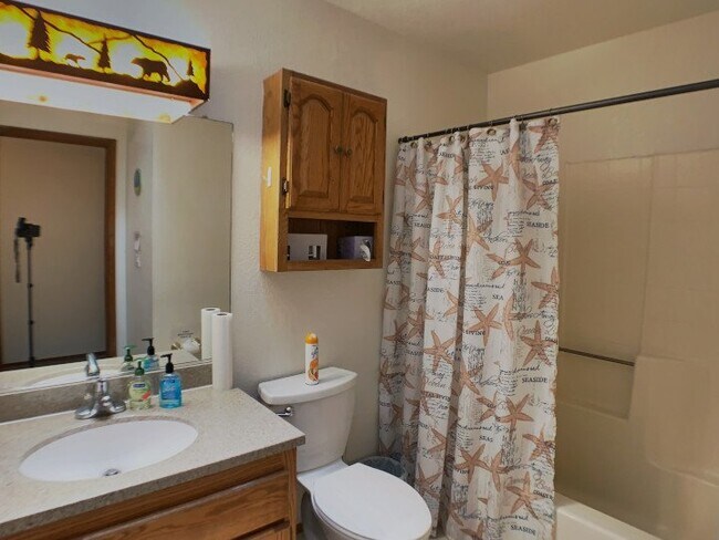 Building Photo - Pride of ownership in this 3/2 near the lake!