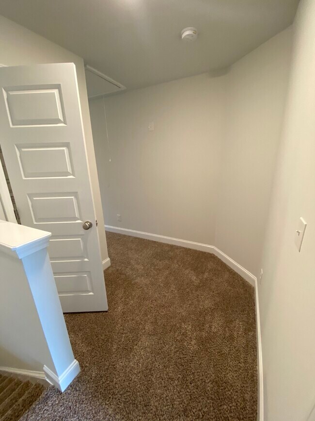 Linen closet - 78 Horizon Ln
