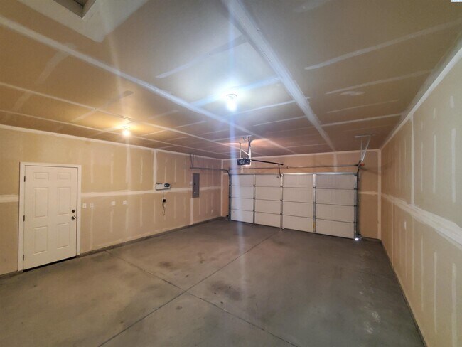 Building Photo - For rent West Kennewick