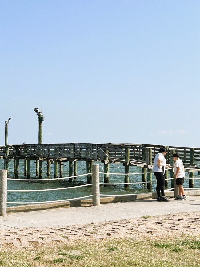 Building Photo - 302 Shoreacres Blvd